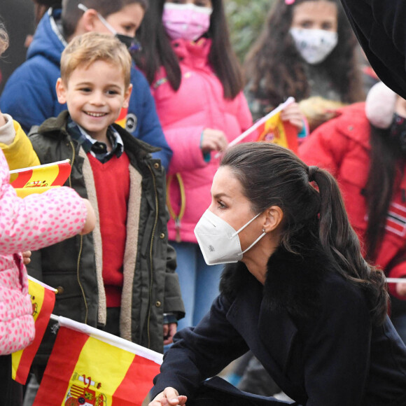 Le roi Felipe VI et la reine Letizia d'Espagne, ainsi que la présidente de la Communauté de Madrid, Isabel Díaz-Ayuso, lors de leur visite pour voir le projet Cáritas de soins à domicile pour les personnes âgées seules, à Brea de Tajo à Madrid, le 18 décembre 2020.