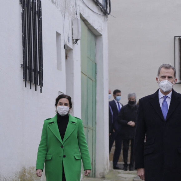 Le roi Felipe VI et la reine Letizia d'Espagne, ainsi que la présidente de la Communauté de Madrid, Isabel Díaz-Ayuso, lors de leur visite pour voir le projet Cáritas de soins à domicile pour les personnes âgées seules, à Brea de Tajo (Madrid, Espagne), le 18 décembre 2020.