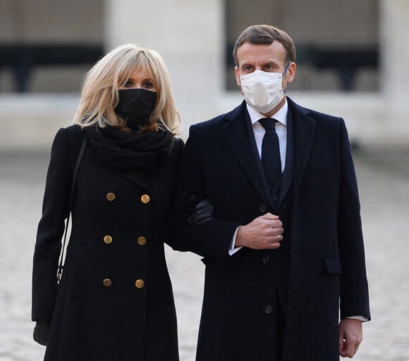 Brigitte et Emmanuel Macron. - Le président français Emmanuel Macron assiste à l'hommage national pour le résistant de la Seconde Guerre mondiale et "Compagnon de la Libération" Daniel Cordier à l'Hôtel des Invalides à Paris, le mois dernier. © Jacques Witt / Pool / Bestimage 