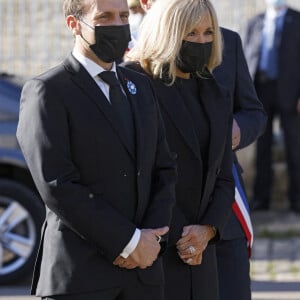 Le président Emmanuel Macron et sa femme Brigitte Macron rencontrent des élus locaux avant une cérémonie commémorative pour le défunt président et héros de la Seconde Guerre mondiale, Charles de Gaulle dans le village du nord-est de Colombey-les-Deux-Eglises où de Gaulle est décédé et a été enterré il y a 50 ans, le 9 novembre 2020. © Ludovic Marin / Pool / Bestimage 