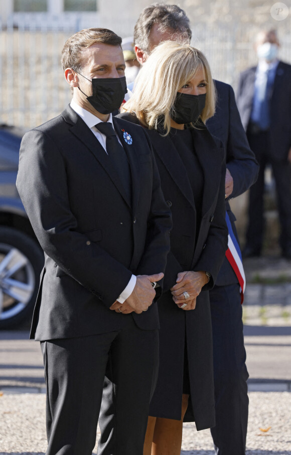 Le président Emmanuel Macron et sa femme Brigitte Macron rencontrent des élus locaux avant une cérémonie commémorative pour le défunt président et héros de la Seconde Guerre mondiale, Charles de Gaulle dans le village du nord-est de Colombey-les-Deux-Eglises où de Gaulle est décédé et a été enterré il y a 50 ans, le 9 novembre 2020. © Ludovic Marin / Pool / Bestimage 