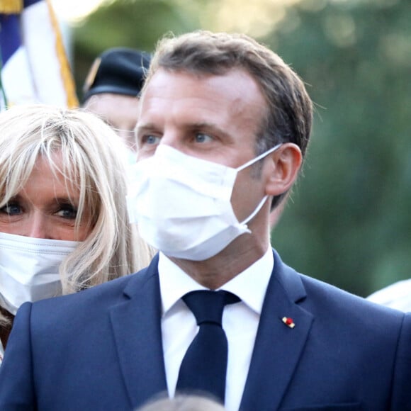 Le président Emmanuel Macron et la première dame Brigitte Macron lors de la Cérémonie du 76ème anniversaire de la libération de la ville de Bormes-les-Mimosas le 17 août 2020. Ils sont accompagnés par François Arizzi, maire de Bormes les Mimosas. © Dominique Jacovides / Bestimage 