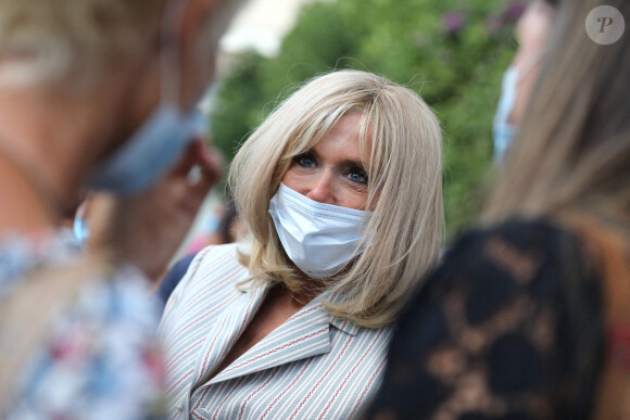 Le président Emmanuel Macron et la première dame Brigitte Macron lors de la Cérémonie du 76ème anniversaire de la libération de la ville de Bormes-les-Mimosas le 17 août 2020. Ils sont accompagnés par François Arizzi, maire de Bormes les Mimosas. © Dominique Jacovides / Bestimage 