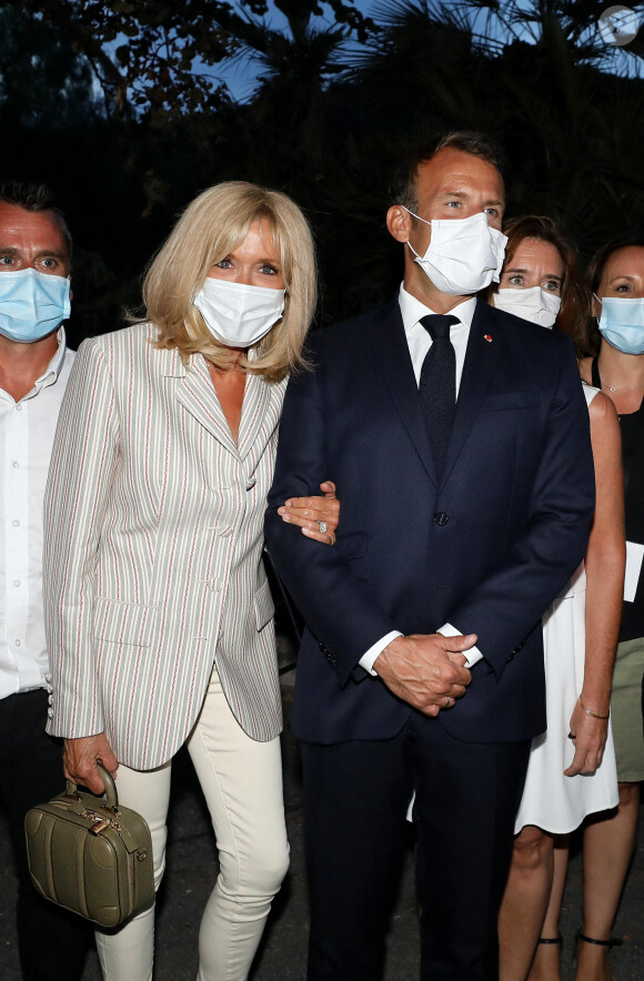 Le président Emmanuel Macron et la première dame Brigitte Macron lors de la Cérémonie du 76ème anniversaire de la libération de la ville de Bormes-les-Mimosas le 17 août 2020. Ils sont accompagnés par François Arizzi, maire de Bormes les Mimosas. © Dominique Jacovides / Bestimage 