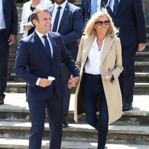 Sortie de la Mairie du Touquet - Le Président de la République Emmanuel Macron et sa femme la Première Dame Brigitte Macron sont allés voter à la Mairie du Touquet-Paris-Plage lors du second tour des élections municipales, le 28 juin 2020. Ils portent des masques de protection contre le Coronavirus (Covid-19). A leur sortie, ils sont allés rencontrer la foule puis sont repartis en voiture. 