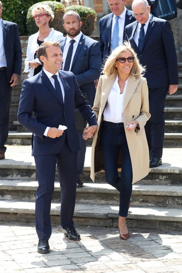 Sortie de la Mairie du Touquet - Le Président de la République Emmanuel Macron et sa femme la Première Dame Brigitte Macron sont allés voter à la Mairie du Touquet-Paris-Plage lors du second tour des élections municipales, le 28 juin 2020. Ils portent des masques de protection contre le Coronavirus (Covid-19). A leur sortie, ils sont allés rencontrer la foule puis sont repartis en voiture. 