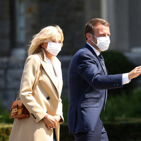 Arrivée à la Mairie du Touquet - Le Président de la République Emmanuel Macron et sa femme la Première Dame Brigitte Macron sont allés voter à la Mairie du Touquet-Paris-Plage lors du second tour des élections municipales, le 28 juin 2020. Ils portent des masques de protection contre le Coronavirus (Covid-19). A leur sortie, ils sont allés rencontrer la foule puis sont repartis en voiture. 
