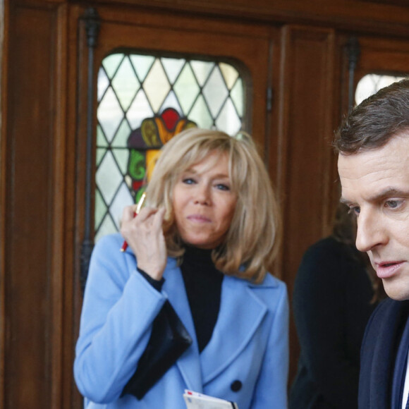 Le président de la république Emmanuel Macron et la Première Dame Brigitte Macron votent à la mairie du Touquet pour le premier tour des élections municipales le 15 mars 2020. © Pascal Rossignol / Pool / Bestimage 