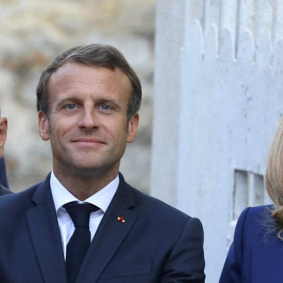 Le Président de la République Emmanuel Macron et sa femme la Première Dame Brigitte Macron - Le Président de la République E. Macron et sa femme la Première Dame B. Macron étaient au château de By, à Thomery (Seine-et-Marne), l'un des 18 sites retenus pour la deuxième édition du Loto du patrimoine. A l'occasion de la visite, un chèque de 500.000 euros de la mission a été remis à la propriétaire du château de By, qui a été la maison-atelier de Rosa Bonheur, célèbre peintre et sculptrice du XIXe siècle réputée pour ses tableaux animaliers. Première femme artiste à recevoir la Légion d'honneur, en 1865, elle est aussi considérée comme l'une des pionnières du féminisme, en raison de son mode de vie émancipé. Le chef de l'état était accompagné du Ministre de l'éducation nationale, J.M Blanquer, du ministre de la culture, F. Riester et de S. Bern. Thomery, le 20 Septembre 2019. Ils sont avec Katherine Brault (propriétaire du chateau). © Dominique Jacovides/Bestimage 