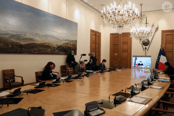 Le président Emmanuel Macron, en quarantaine à cause du coronavirus (COVID-19), assiste au conseil des ministres en visioconférence le 21 décembre 2020. © Stéphane Lemouton / Bestimage 