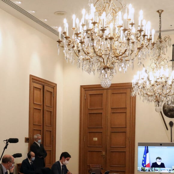 Le président Emmanuel Macron, en quarantaine à cause du coronavirus (COVID-19), assiste au conseil des ministres en visioconférence le 21 décembre 2020. © Stéphane Lemouton / Bestimage 