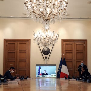 Le président Emmanuel Macron, en quarantaine à cause du coronavirus (COVID-19), assiste au conseil des ministres en visioconférence le 21 décembre 2020. © Stéphane Lemouton / Bestimage 