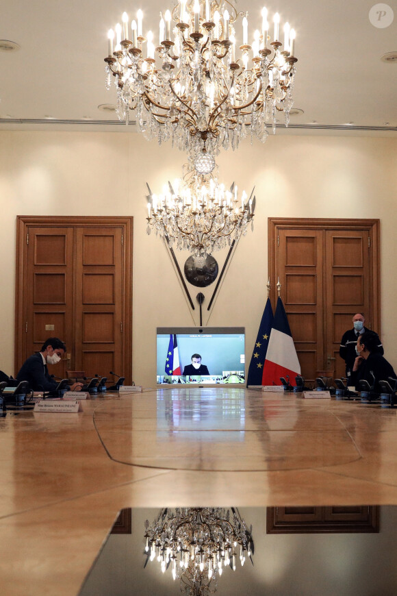 Le président Emmanuel Macron, en quarantaine à cause du coronavirus (COVID-19), assiste au conseil des ministres en visioconférence le 21 décembre 2020. © Stéphane Lemouton / Bestimage 
