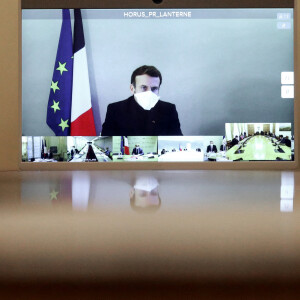 Le président Emmanuel Macron, en quarantaine à cause du coronavirus (COVID-19), assiste au conseil des ministres en visioconférence le 21 décembre 2020. © Stéphane Lemouton / Bestimage 