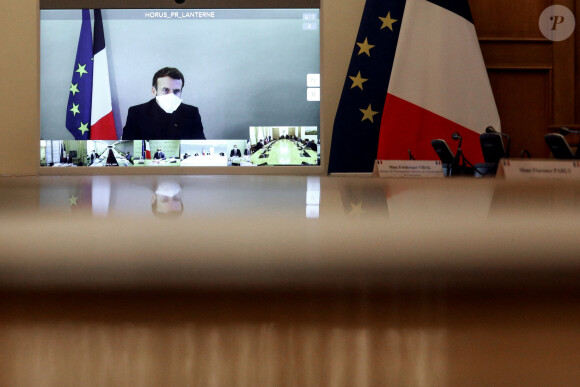 Le président Emmanuel Macron, en quarantaine à cause du coronavirus (COVID-19), assiste au conseil des ministres en visioconférence le 21 décembre 2020. © Stéphane Lemouton / Bestimage 