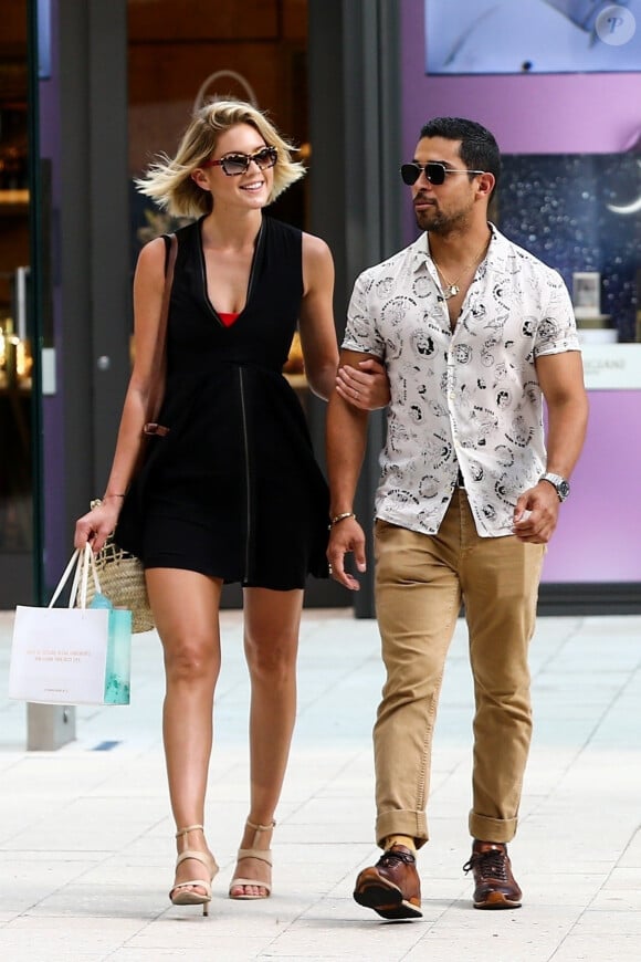 Exclusif - Wilmer Valderrama et sa compagne Amanda Pachecho font du shopping à Miami le 10 juillet 2019.