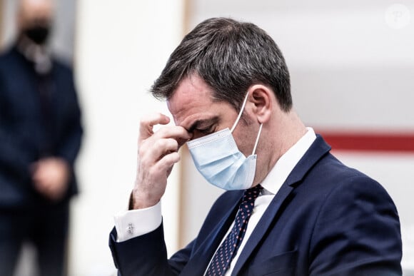 Olivier Véran, ministre des solidarités et de la santé - Le premier ministre fait un point sur la situation de l'épidémie de coronavirus (COVID-19) en France et annonce les nouvelles restrictions de lutte contre sa propagation au ministère de la santé à Paris le 10 décembre 2020. © Daniel Derajinski / Pool / Bestimage