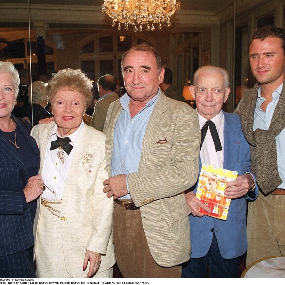 Line Renaud, Odette Joyeux, Claude Brasseur, Philippe Agostini, Alexandre Brasseur à Paris le 22 septembre 1999.