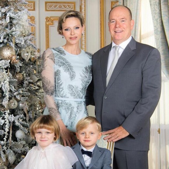 Le prince Albert de Monaco, son épouse la princesse Charlene et leurs enfants, le prince Jacques et la princesse Gabriella, posent en couverture du magazine "Point de vue" pour son édition du 23 décembre 2020.