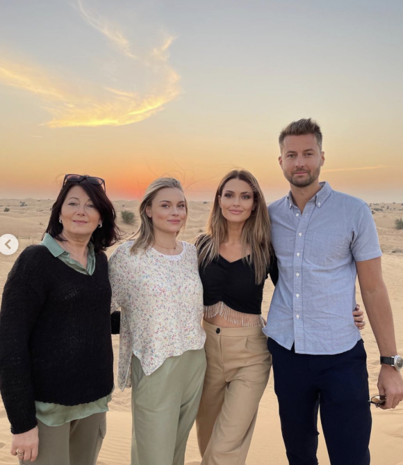 Caroline Receveur et ses proches profitent d'un doux moment dans le désert près de Dubaï avant les fêtes de fin d'année.