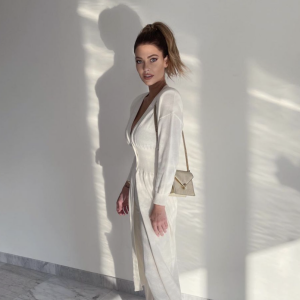 Caroline Receveur superbe en total look blanc.