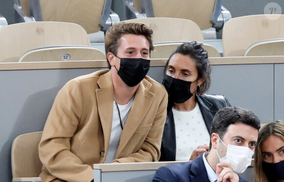 Alessandra Sublet et son compagnon Jordan Deguen en tribune lors de la finale homme des internationaux de France de Roland Garros à Paris le 11 octobre 2020. © Dominique Jacovides / Bestimage