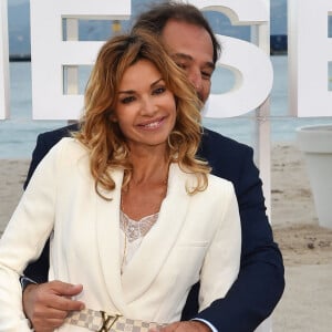 Ingrid Chauvin et son mari Thierry Peythieu durant un photocall pour la 1ère édition du festival Canneseries, à Cannes, sur la plage du Gray d'Albion, le 9 avril 2018  © Bruno Bebert / Bestimage