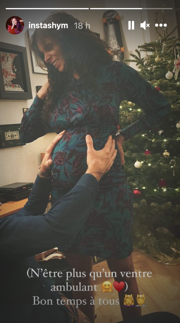 Shy'm enceinte, dévoile son baby bump à Noël.