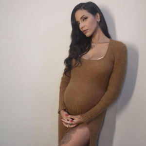 Shy'm enceinte, dévoile son babybump à Noël (décembre 2020).