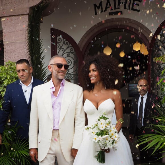 Sortie des mariés lors du Mariage civil de Vincent Cassel et Tina Kunakey à la mairie de Bidart au pays basque le 24 août 2018. © Patrick Bernard / Guillaume Collet / Bestimage 