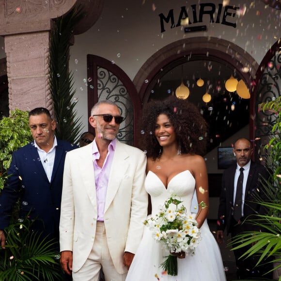 Sortie des mariés lors du Mariage civil de Vincent Cassel et Tina Kunakey à la mairie de Bidart au pays basque le 24 août 2018. © Patrick Bernard / Guillaume Collet / Bestimage 