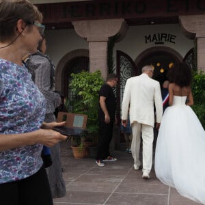 Sortie des mariés lors du Mariage civil de Vincent Cassel et Tina Kunakey à la mairie de Bidart au pays basque le 24 août 2018. © Patrick Bernard / Guillaume Collet / Bestimage 