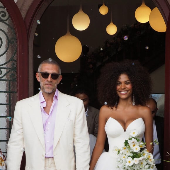 Sortie des mariés lors du Mariage civil de Vincent Cassel et Tina Kunakey à la mairie de Bidart au pays basque le 24 août 2018. © Patrick Bernard / Guillaume Collet / Bestimage 