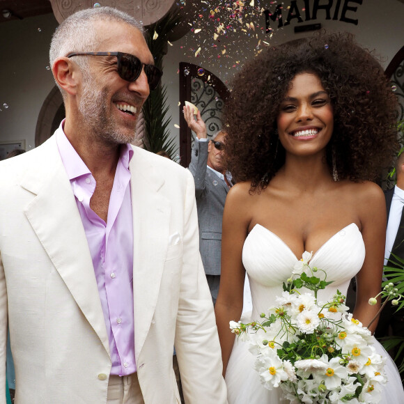 Sortie des mariés lors du Mariage civil de Vincent Cassel et Tina Kunakey à la mairie de Bidart au pays basque, il y a deux ans. © Patrick Bernard / Guillaume Collet / Bestimage 