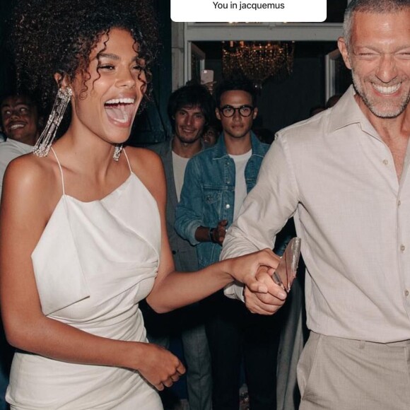 Tina Kunakey a publié une nouvelle photo de son mariage avec Vincent Cassel célébré en 2018 près de Biarritz. Elle est habillée d'une robe Jacquemus. Photo publiée le 27 décembre 2020 dans sa story Instagram.