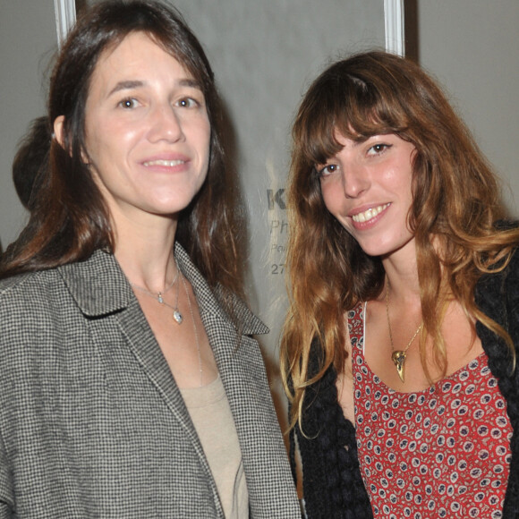 Lou Doillon et Charlotte Gainsbourg, Inauguration de la galerie cinema de Anne Dominique Toussaint et vernissage de l'exposition " Point of View " de Kate Barry 