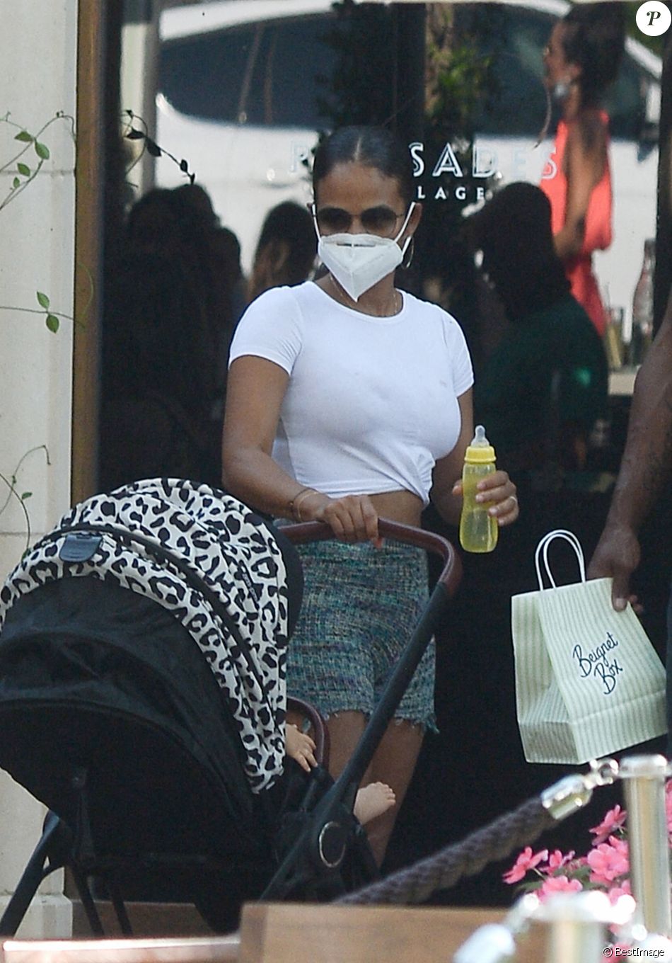 Christina Milian sort déjeuner à Los Angeles le 6 septembre 2020. Elle promène son fils Isaiah Pokora.