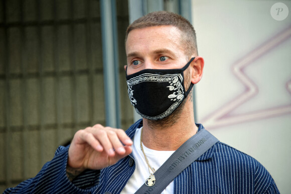 Matt Pokora à la sortie des studios NRJ à Paris le 3 juillet 2020. Il porte un masque pour se protéger de l'épidémie de Coronavirus (Covid-19). © Justine Sacreze / Bestimage