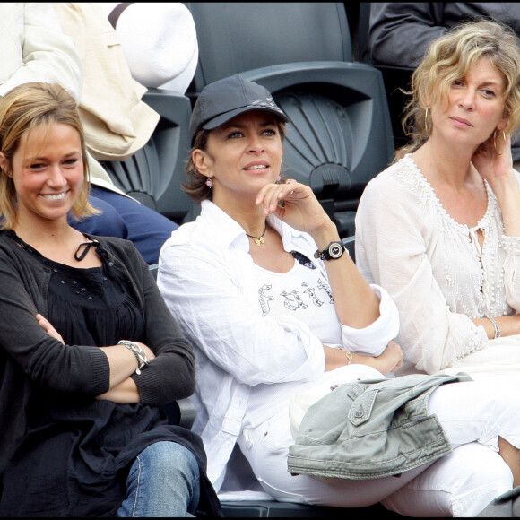 Corinne Touzet, sa fille et Michèle Laroque - Tournoi de tennis de Roland-Garros. Le 1er juin 2008.