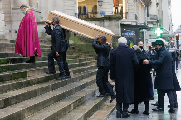 Michèle Cambon, la femme de Claude Brasseur et son fils Alexandre - Obsèques de l'acteur Claude Brasseur en l'église Saint-Roch à Paris le 29 décembre 2020.  