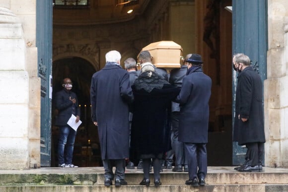 Arrivées - Alexandre Brasseur, Michèle Cambon, la femme de Claude Brasseur - Obsèques de l'acteur Claude Brasseur en l'église Saint-Roch à Paris le 29 décembre 2020.  