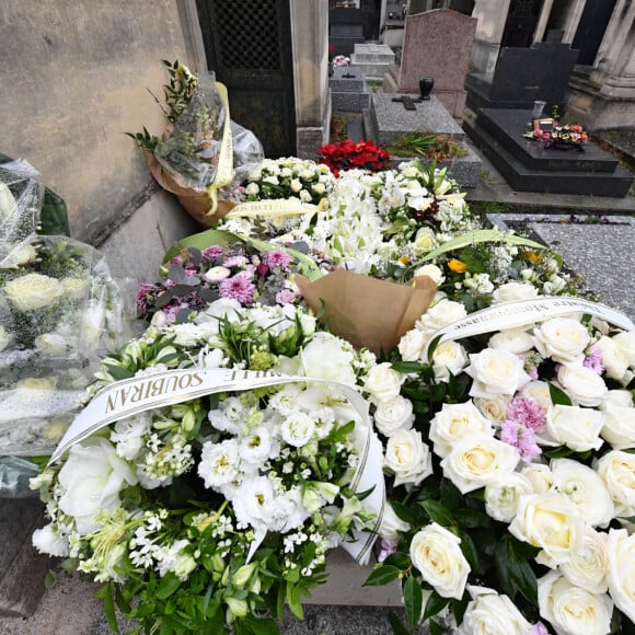 Illustration de la tombe de l'acteur Claude Brasseur au cimetière du Père Lachaise le jour de ses obsèques à Paris le 29 décembre 2020.