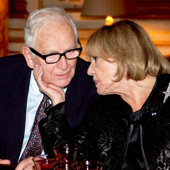 Pierre Cardin et Jeanne Moreau - Dîner en l'honneur de Jeanne Moreau donné par le ministre de la culture après la remise des insignes de commandeur de l'ordre du mérite