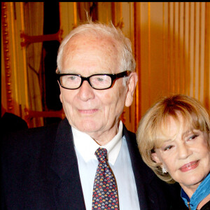 Pierre Cardin et Jeanne Moreau - Dîner en l'honneur de Jeanne Moreau donné par le ministre de la culture après la remise des insignes de commandeur de l'ordre du mérite