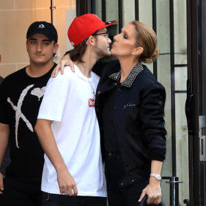 Céline Dion et son fils René-Charles Angelil sortent de l'hôtel Royal Monceau à Paris le 7 juillet 2017. 