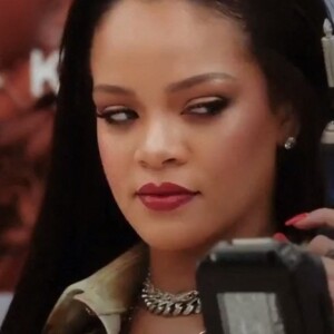 Rihanna sur le tournage de la publicité de sa nouvelle collection Fenty Skin pour Sephora.