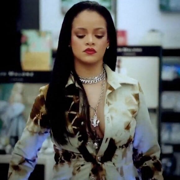 Rihanna sur le tournage de la publicité de sa nouvelle collection Fenty Skin pour Sephora.