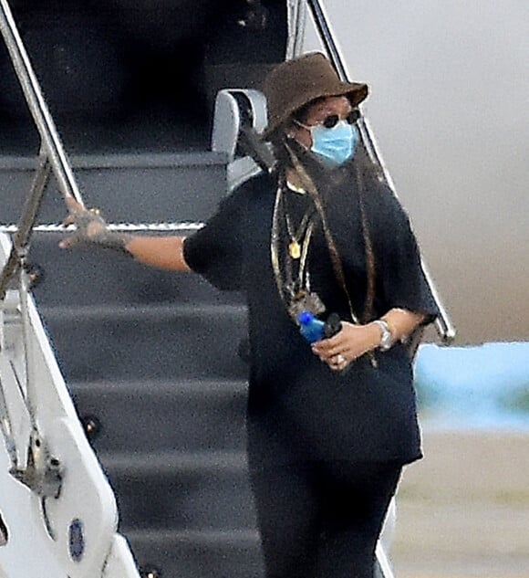 Exclusif - Rihanna débarque de son jet privé à la Barbade le 16 décembre 2020.