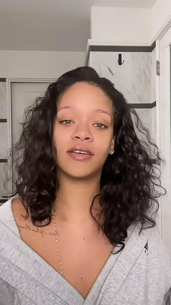 Rihanna présente sa routine de soins avec les produits de sa marque Fenty Skin.