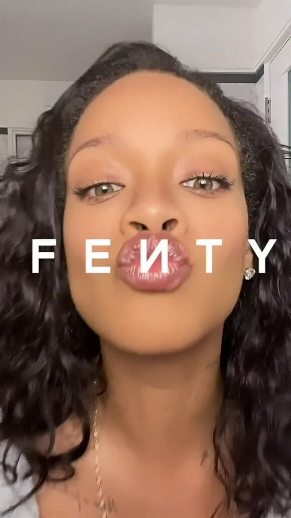 Rihanna présente sa routine de soins avec les produits de sa marque Fenty Skin, le 24 novembre 2020.
